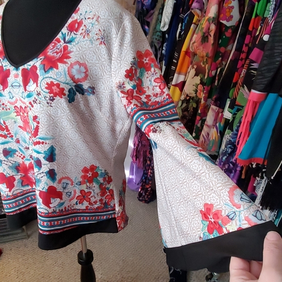 Silky psychedelic Bisou Bisou top | XL - Picture 2 of 3